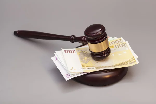 Juge gavel et billets en euros isolés sur gris — Photo