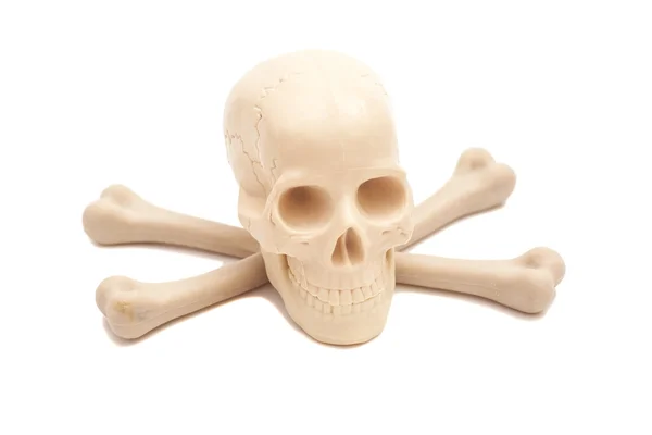 Crânio humano com ossos cruzados isolados em branco — Fotografia de Stock