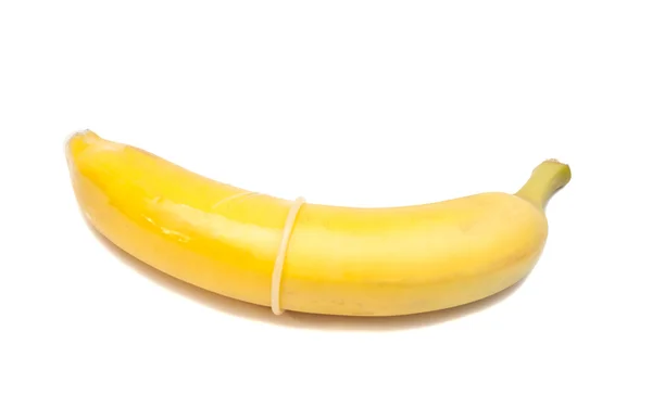 Banan z prezerwatywy na białym tle — Zdjęcie stockowe