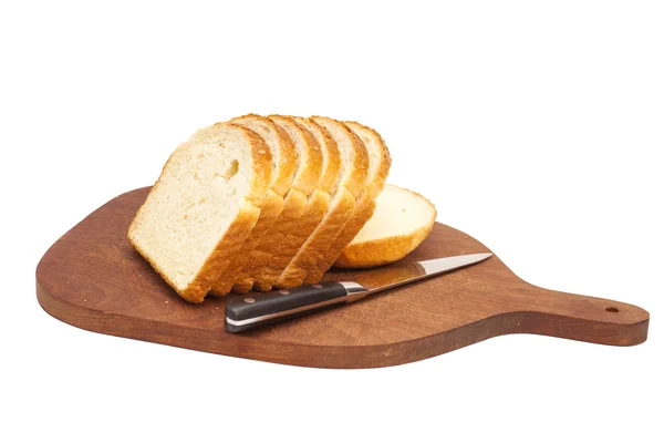 在木桌上用刀切面包 — 图库照片