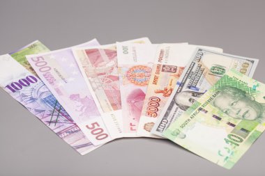 Uluslararası para birimleri üzerinde gri backgrond izole