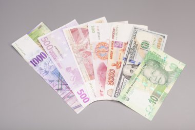 Uluslararası para birimleri üzerinde gri backgrond izole