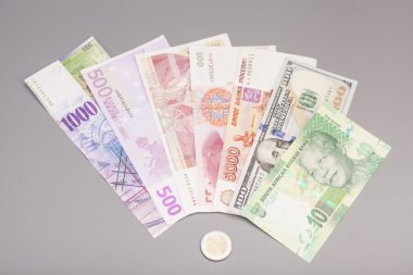 Uluslararası para ve euro para üzerinde gri backgron izole