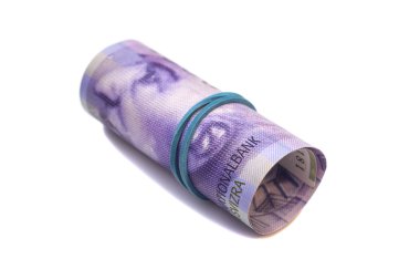 Bin İsviçre Frankı cinsinden bir rulo beyaz arka plan üzerinde