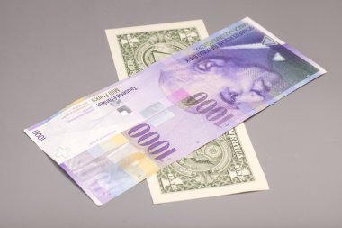 Amerikan Doları ve gri izole İsviçre Frangı para birimi