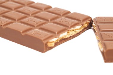 Beyaz arka planda kırık çikolata.