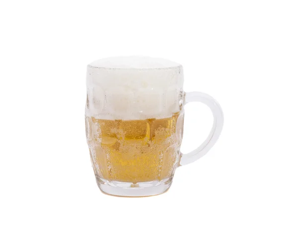 Tazza di vetro con birra isolata su sfondo bianco — Foto Stock