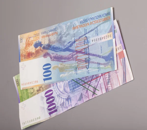 Swiss 1000 et 100 Franc notes isolées sur gris — Photo