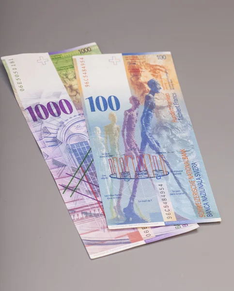 Zwitserse 1000 en biljetten van 100 Franc geïsoleerd op grijs — Stockfoto