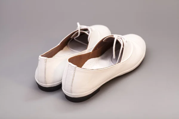 Vita skor isolerade på grå bakgrund — Stockfoto