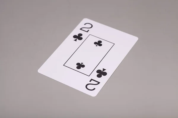 Dois de paus jogando cartão no fundo cinza — Fotografia de Stock