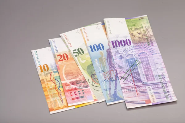 Швейцарские франки, валюта Швейцарии изолирована на серый — стоковое фото