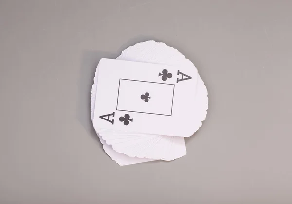 Carte da gioco con asso di fiori isolati su sfondo grigio — Foto Stock