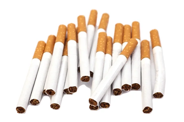 Sigarette con filtro marrone isolato su fondo bianco — Foto Stock