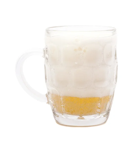 Tazza di vetro con birra isolata su sfondo bianco — Foto Stock