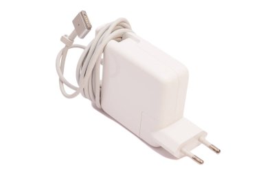 Beyaz bir arka plan üzerindeki usb bağlantı noktasına elektrik adaptörü