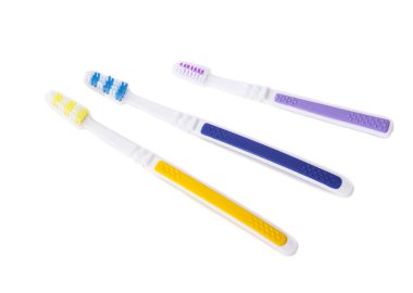 Beyaz arkaplanda renkli diş fırçaları 