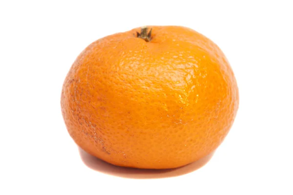 Jedna mandarinka izolovaných na bílém pozadí — Stock fotografie