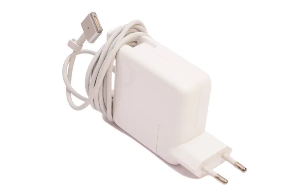 Электрический адаптер к порту USB на белом фоне — стоковое фото