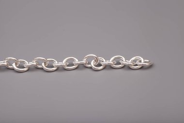 Gri arka plan üzerinde Gümüş Zincir
