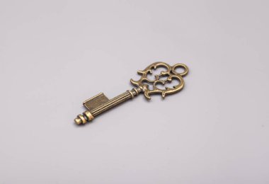 Gri arka plan üzerinde Vintage anahtar