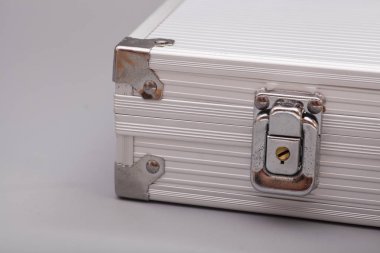 Gri arka plan üzerinde metal gümüş kasa