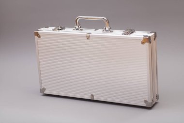 Gri arka plan üzerinde metal gümüş kasa