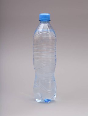 Gri arkaplanda su şişesi