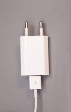 Usb bağlantı noktasına gri arka plan elektrik adaptörü