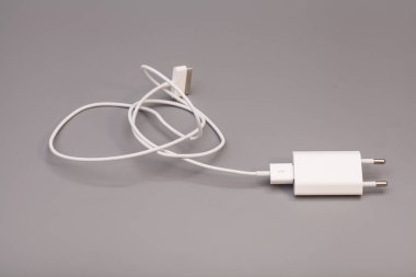 Usb bağlantı noktasına gri arka plan elektrik adaptörü