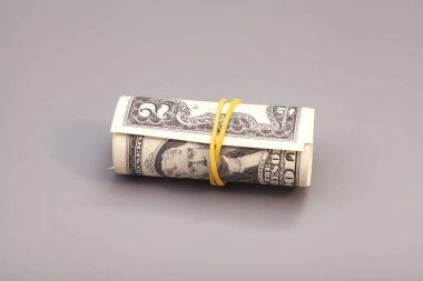 gri arka plan üzerinde izole Roll 2 dolar