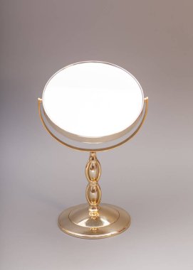 Gri arka plan üzerinde izole altın ayna