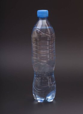 Küçük plastik su şişesi siyah arka plan üzerine