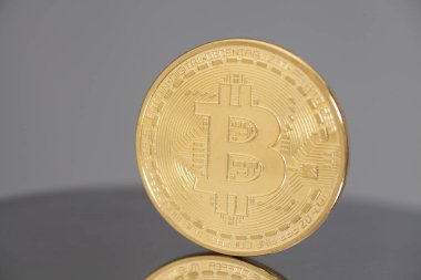Altın Bitcoin sikke gri arka plan üzerinde