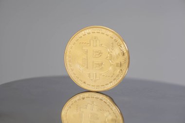 Altın Bitcoin sikke gri arka plan üzerinde