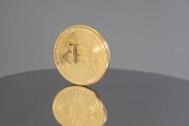 Altın Bitcoin sikke gri arka plan üzerinde