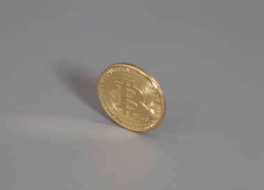 Altın Bitcoin sikke gri arka plan üzerinde