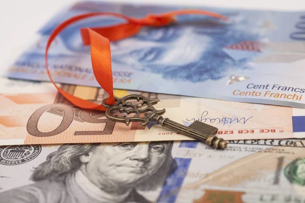 Clave para el éxito con arco rojo en dólares estadounidenses, euro europeo, S — Foto de Stock