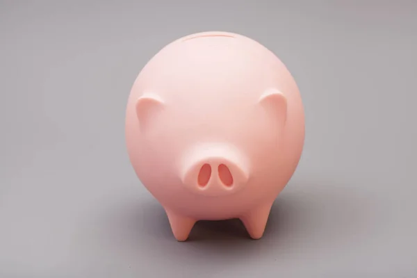 Piggy banco sobre fundo cinza — Fotografia de Stock