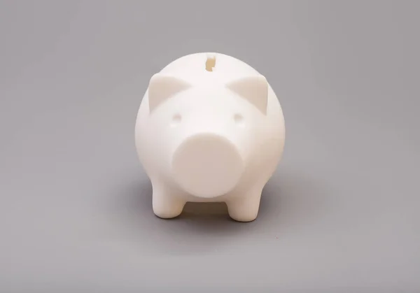 Piggy banco sobre fundo cinza — Fotografia de Stock