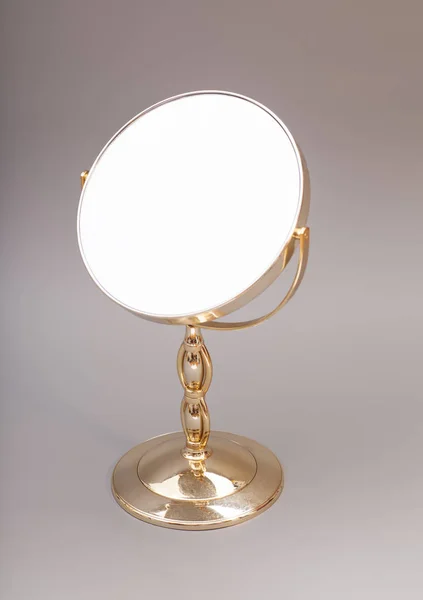 Espejo dorado aislado sobre fondo gris — Foto de Stock
