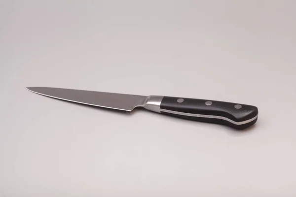 Cuchillo sobre fondo gris — Foto de Stock