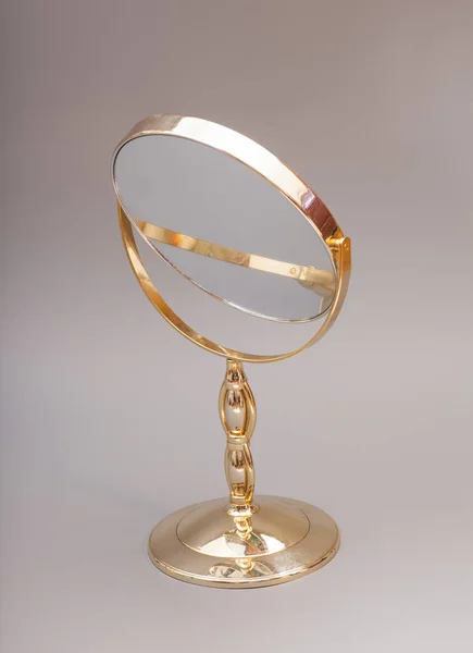 Cermin emas diisolasi pada latar belakang abu-abu — Stok Foto