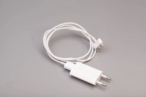 Elektrischer Adapter auf USB-Port auf grauem Hintergrund — Stockfoto