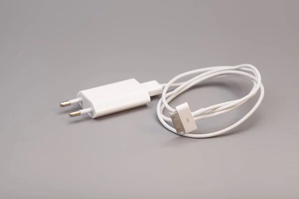 Adaptador elétrico para porta USB no fundo cinza — Fotografia de Stock