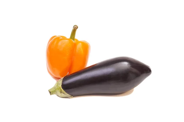 Aubergine och paprika isolerad på vit — Stockfoto