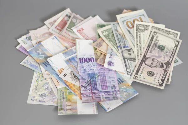 Internationale valuta's geïsoleerd op grijze backgrond — Stockfoto