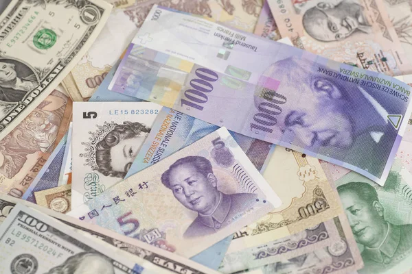 Internationale valuta's. Achtergrond van geld uit verschillende landen — Stockfoto