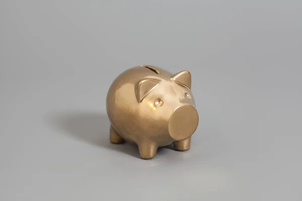 Золотий Piggy Bank на сірий фон — стокове фото