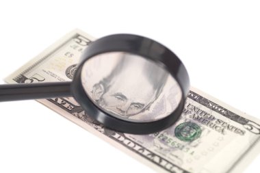 Beş dolarlık banknot bir büyüteç ile